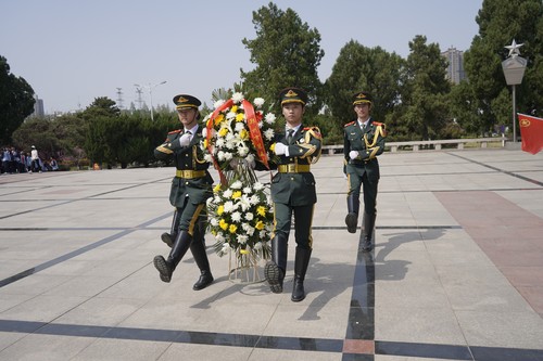 向革命先烈献花2