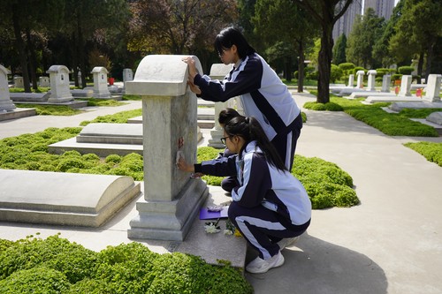 五高学子为革命先烈们擦拭墓碑2